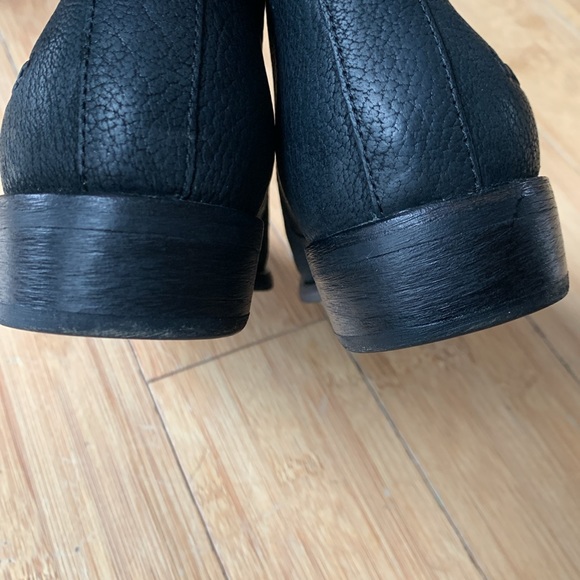 Black UGG 7.5 - Picture 7 of 8